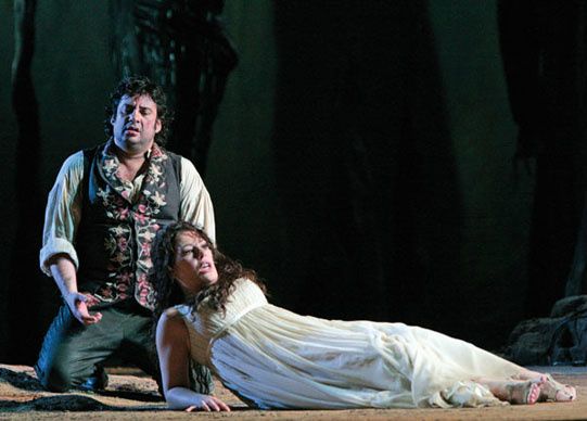 Alvares en Radvanovsky als Manrico en Leonora in Verdi's Il Trovatore 