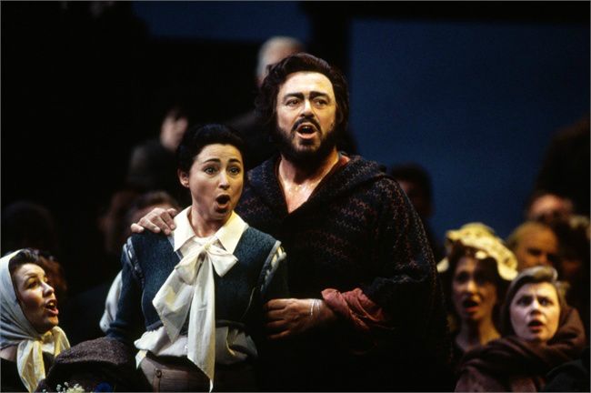 Pavarotti als Ricardo en Lilian Watson als Oscar in 