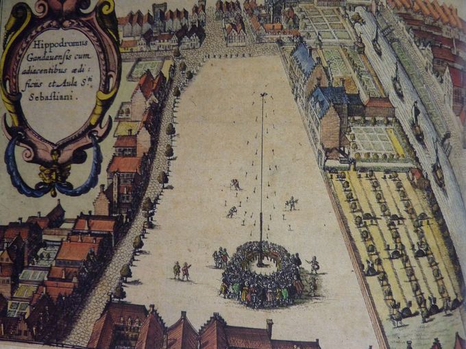 Platte grond van de Kouter met rechts in het midden het gildenhuis van de Sint.-Bastiaanus gilde waar de eerste stadschouwburg was gevestigd.