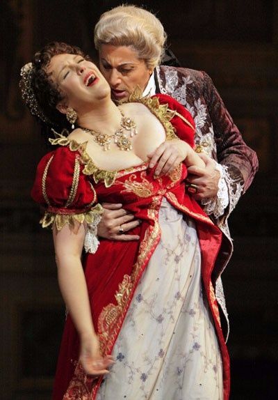 Adriana Pieczonka als Tosca en Lado Ataneli als Scarpia