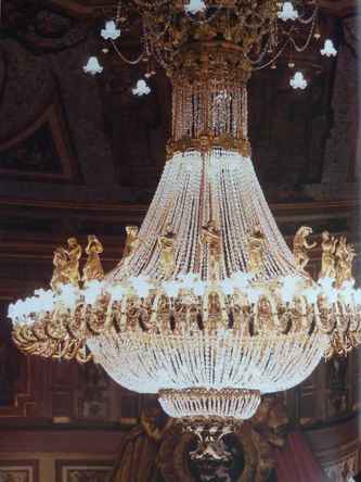 Het licht schijnt in de theaterzaal en op het podium van de Koninklijke opera Gent, maar tijdens WO I was het donker. De opera was 4 jaar gesloten.