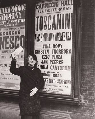 Vina Bovy aan een affiche voor een concert aan de Carnegie Hall New York 1938 op de achtergrond enkele grote namen zoals Toscanini - Jan Peerce en Ezio Pinza