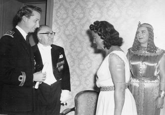 Constant Meillander naast Prins Albert na een gala voorstelling van Aida met Geri Brunin als Aida en Rita Gorr als Amneris op 10 december 1958 .Foto: Operabilia.
