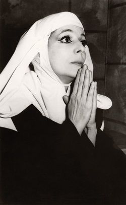 Denise Duval  de eerste zuster Blanche tijdens de première te Parijs op 21 juni 1957