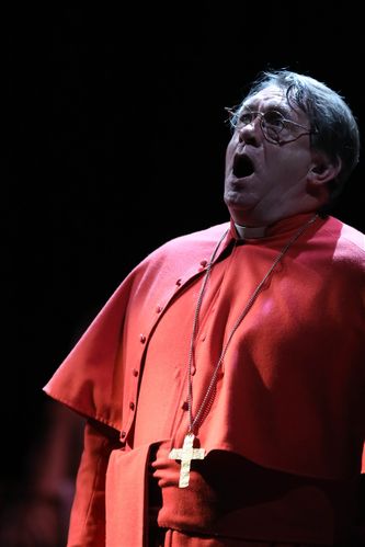 Bariton Paul Claus hier in een rol van aartsbisschop tijdens een concert van 